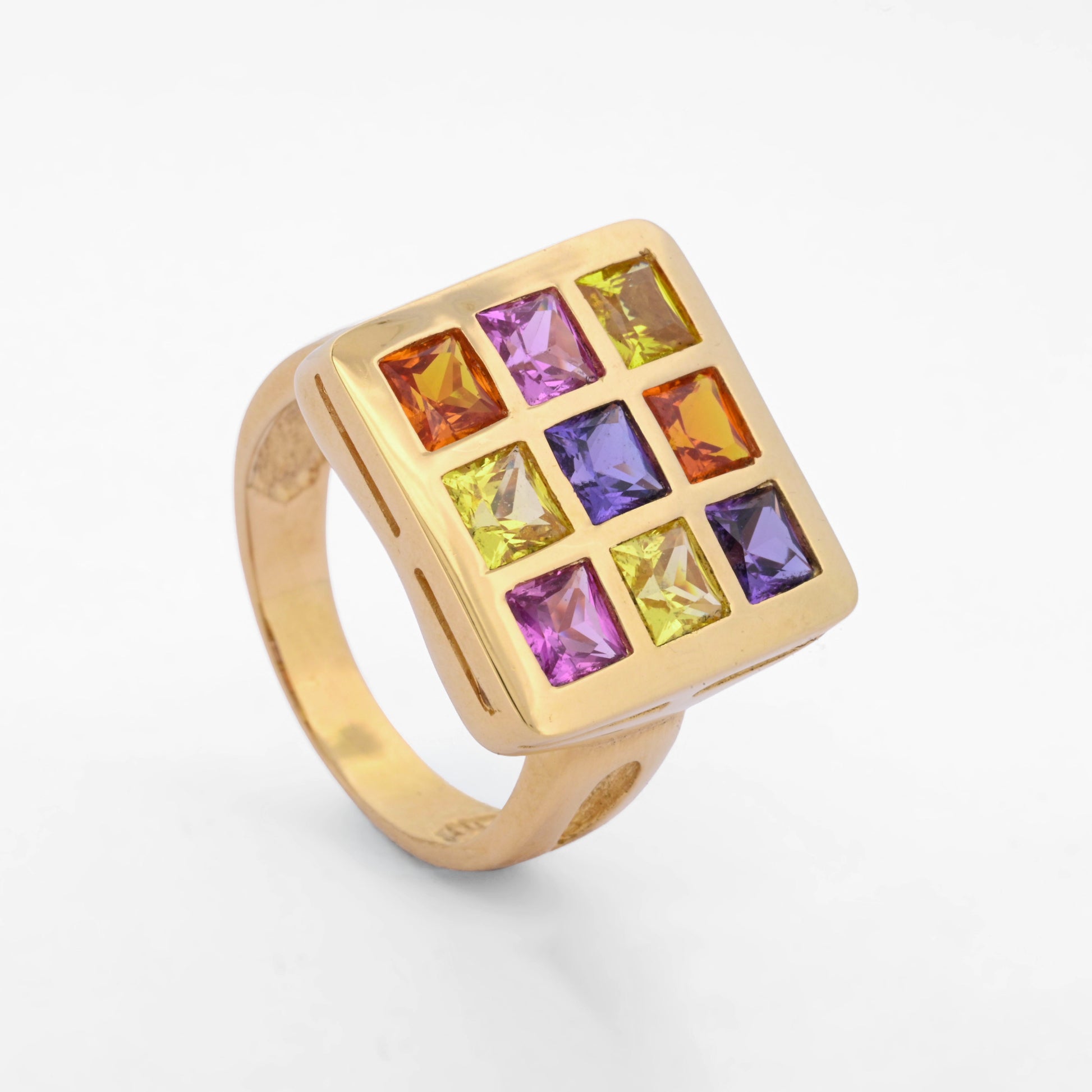 Anillo de oro amarillo de 18kt en forma de "cuadrado" con 9 piedras topacios de 4 colores distintos (amarillo, naranja, lila y rosa). Envío gratiuto, Joyería Ian'OR, envío asegurado.