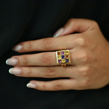Anillo de oro amarillo de 18kt en forma de "cuadrado" con 9 piedras topacios de 4 colores distintos (amarillo, naranja, lila y rosa). Envío gratiuto, Joyería Ian'OR, envío asegurado.