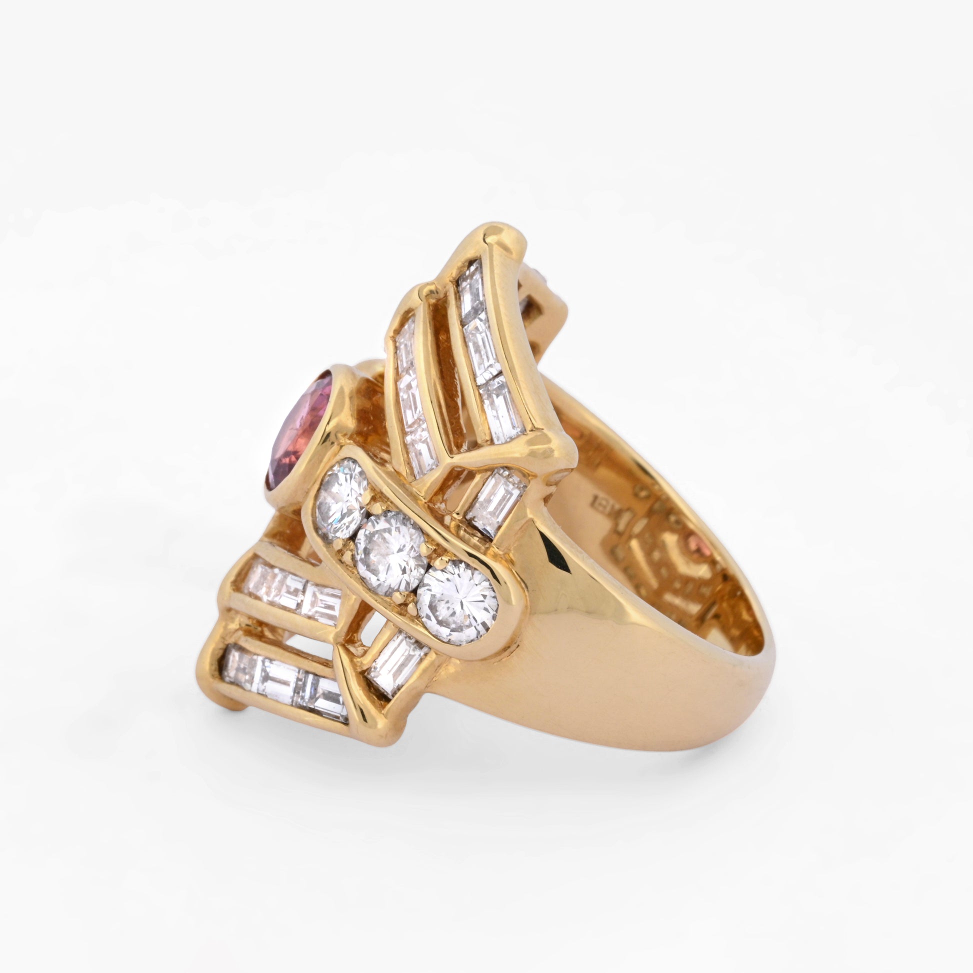 Anillo de oro amarillo de 18kt con diamantes talla brillante y baguette y una piedra Rosa de Francia. Envío gratiuto, Joyería Ian'OR, envío asegurado