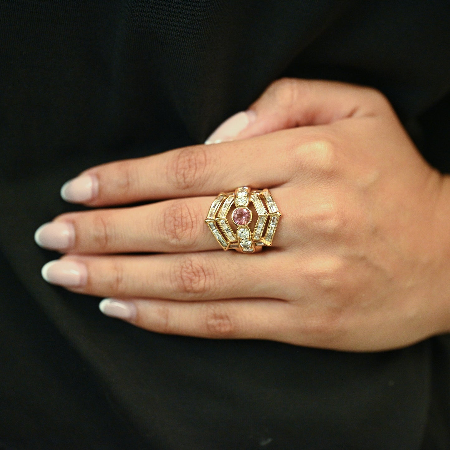 Anillo de oro amarillo de 18kt con diamantes talla brillante y baguette y una piedra Rosa de Francia. Envío gratiuto, Joyería Ian'OR, envío asegurado