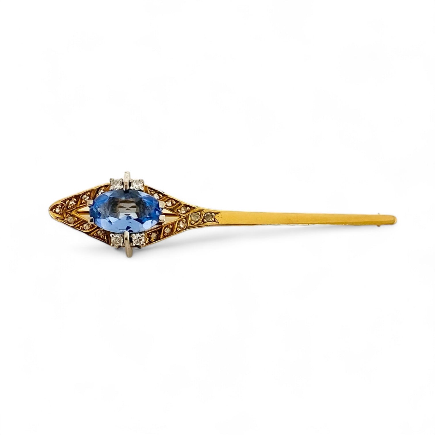 Broche vintage realizado en oro de 18kt con piedra central azul y 4 diamantes talla brillante engarzados en oro blanco. La aguja va adornada con 21 brillantes talla antigua. Joyeria de segunda mano en Barcelona, venta de joyas antiguas y de segunda mano en Barcelona