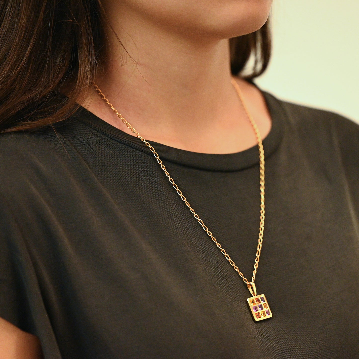 Colgante de oro amarillo de 18kt en forma de "cuadrado" con 9 piedras topacios de 4 colores distintos (amarillo, naranja, lila y rosa). Envío gratiuto, Joyería Ian'OR, envío asegurado.
