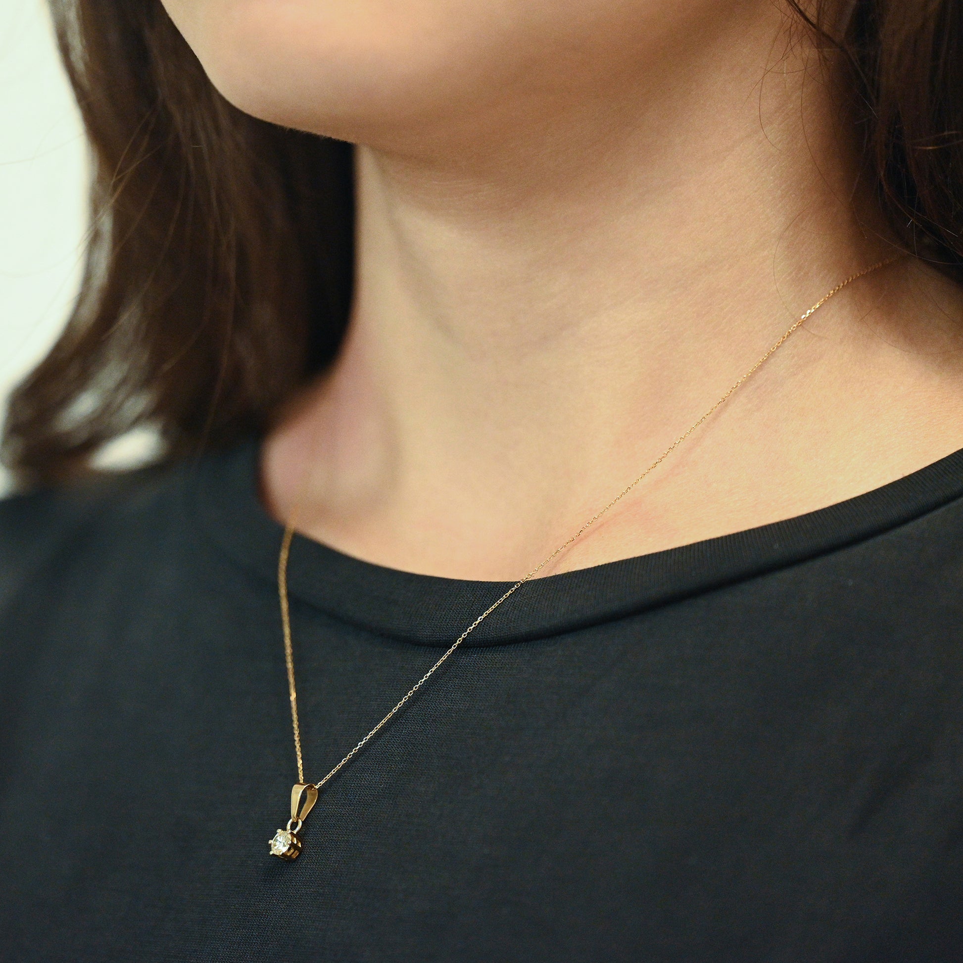 Colgante de oro amarillo de 18k y diamante talla brillante de 0.25cts montado en 6 grapas. Joyas de segunda mano baratas. Ian'Or.