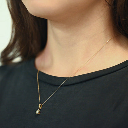 Colgante de oro amarillo de 18k y diamante talla brillante de 0.25cts montado en 6 grapas. Joyas de segunda mano baratas. Ian'Or.