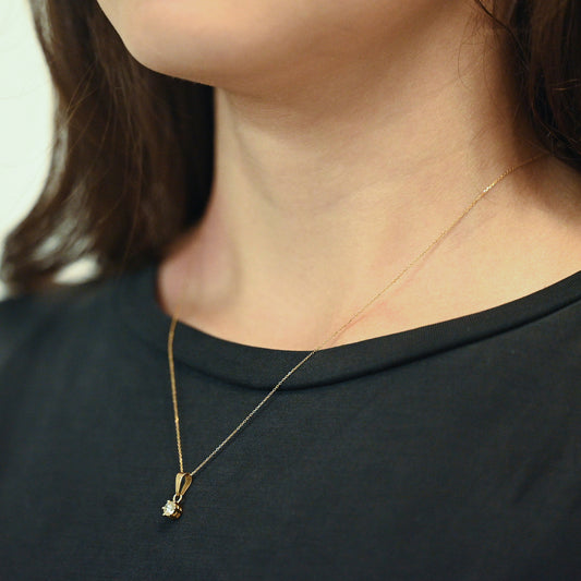Colgante de oro amarillo de 18k y diamante talla brillante de 0.25cts montado en 6 grapas. Joyas de segunda mano baratas. Ian'Or.