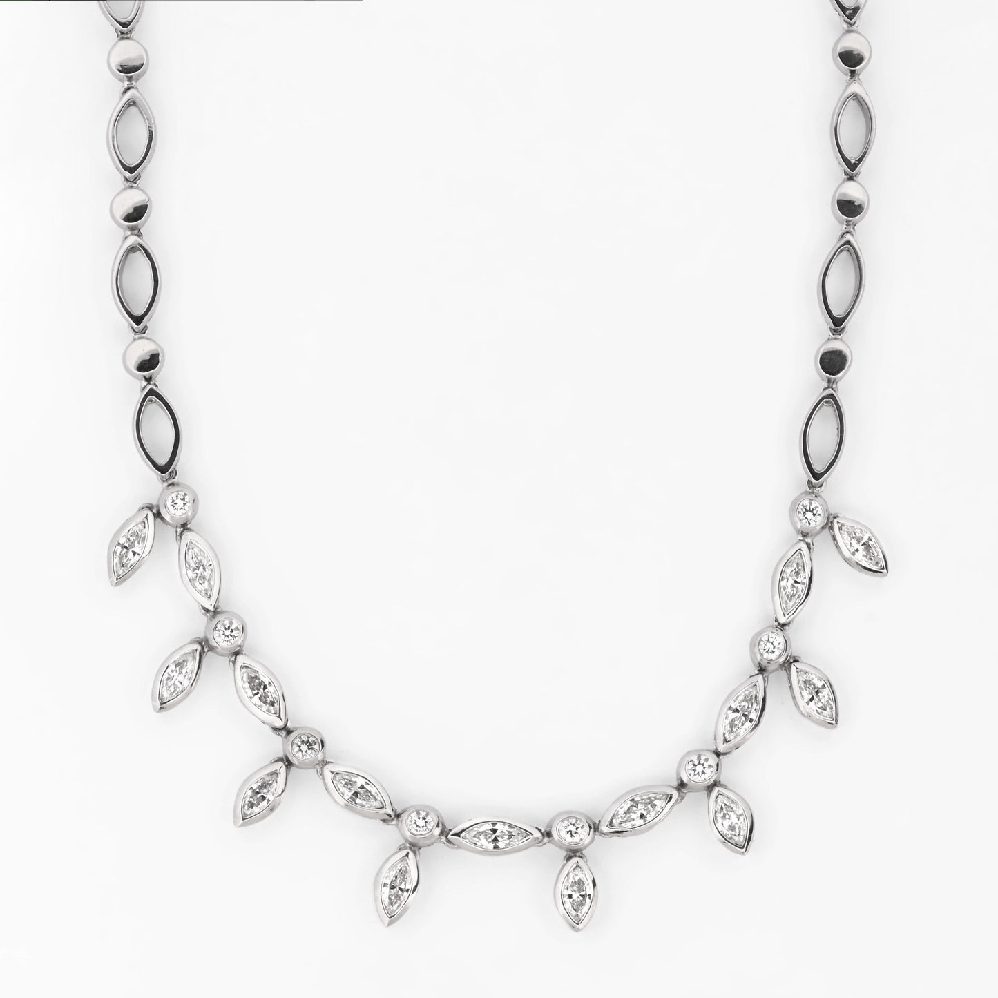 Comprar collar en oro blanco de 18kt con diamantes talla navette y brillante. Joyería Compro Oro Barcelona. Ian'Or.