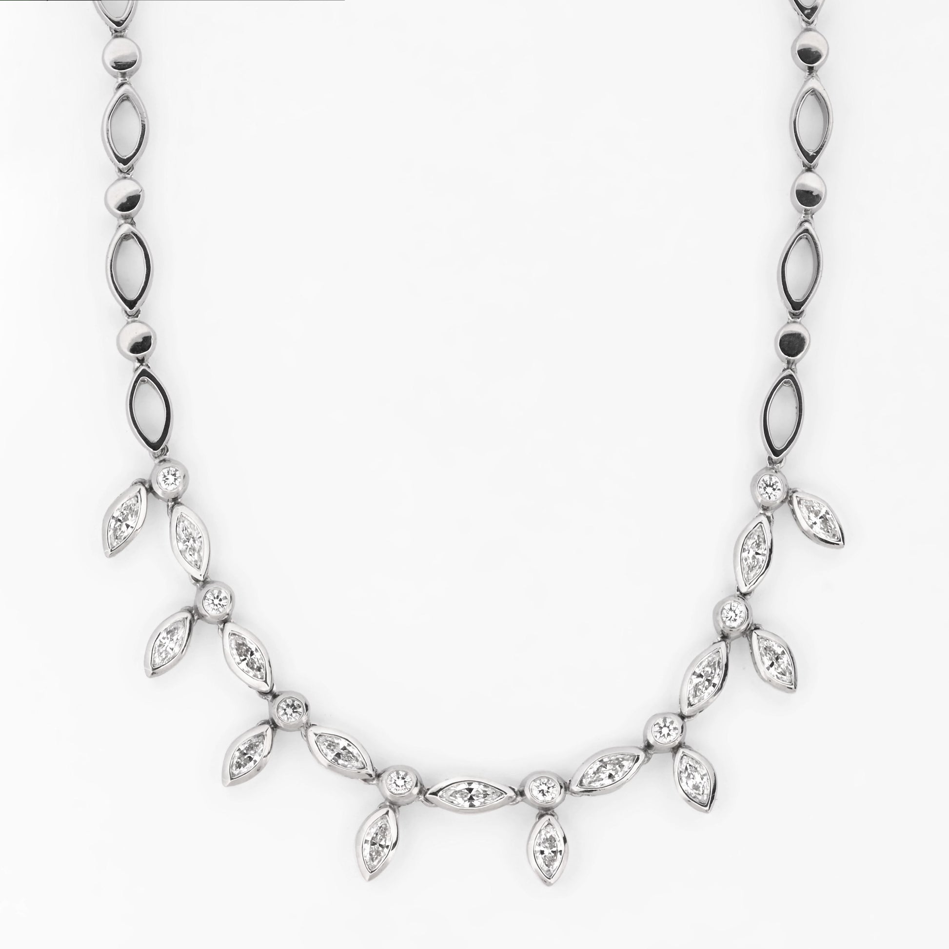 Comprar collar en oro blanco de 18kt con diamantes talla navette y brillante. Joyería Compro Oro Barcelona. Ian'Or.