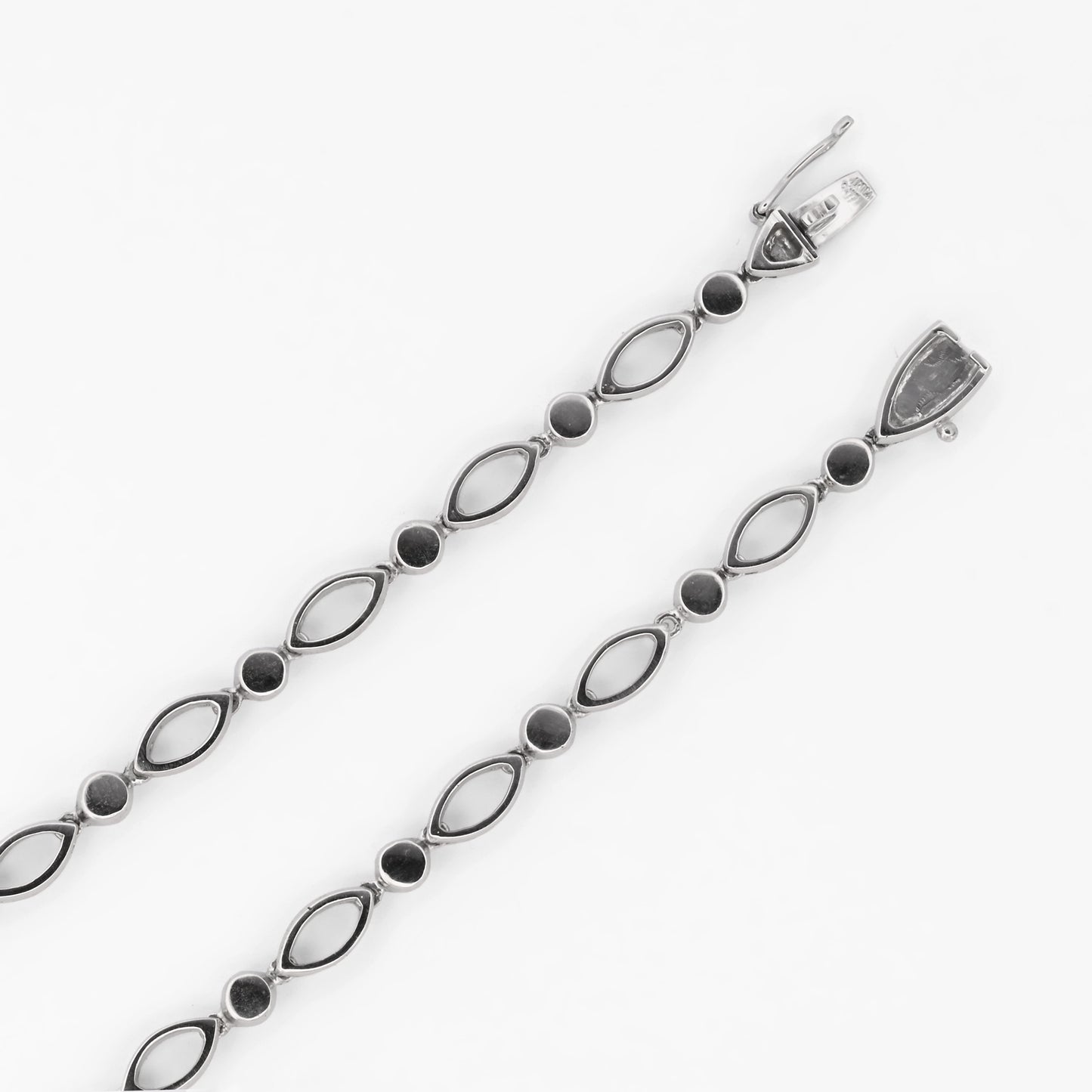 Comprar collar en oro blanco de 18kt con diamantes talla navette y brillante. Joyería Compro Oro Barcelona. Ian'Or.