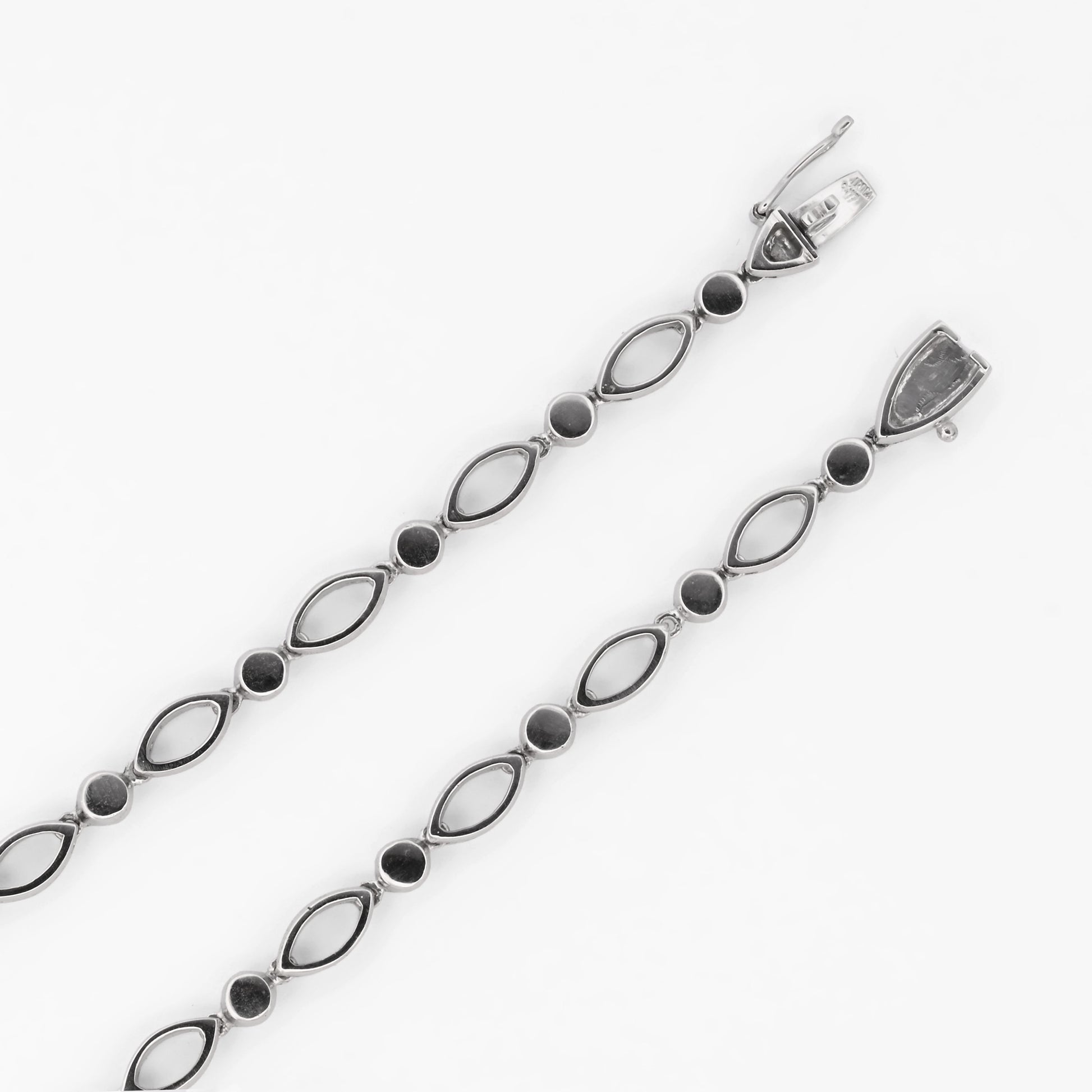 Comprar collar en oro blanco de 18kt con diamantes talla navette y brillante. Joyería Compro Oro Barcelona. Ian'Or.