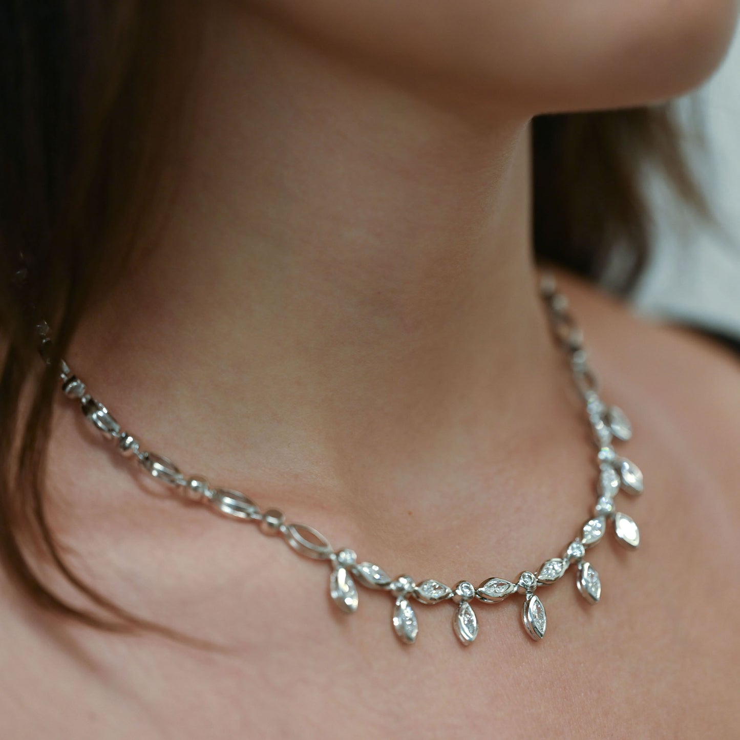 Comprar collar en oro blanco de 18kt con diamantes talla navette y brillante. Joyería Compro Oro Barcelona. Ian'Or.