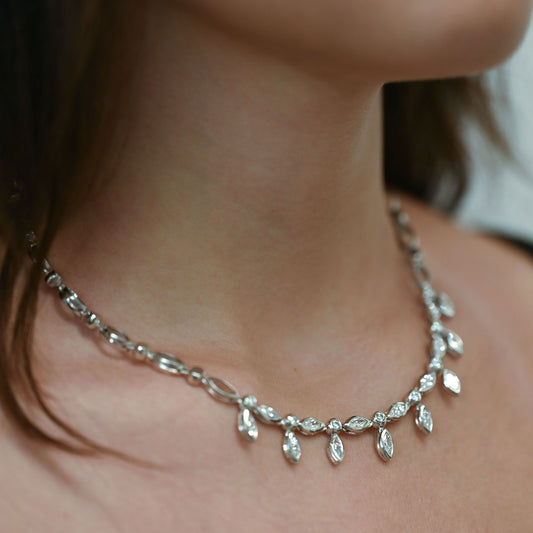 Comprar collar en oro blanco de 18kt con diamantes talla navette y brillante. Joyería Compro Oro Barcelona. Ian'Or.