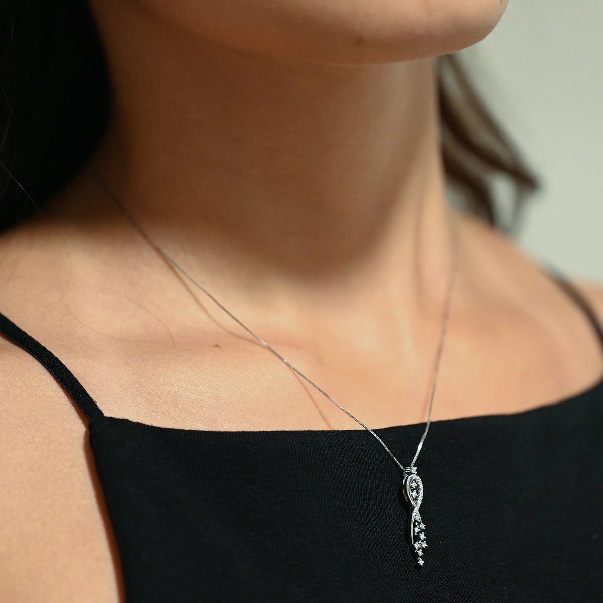 Comprar Collar con colgante realizado en oro blanco de 18kt, con 22 diamantes. Compro oro Barcelona. Envío gratis.