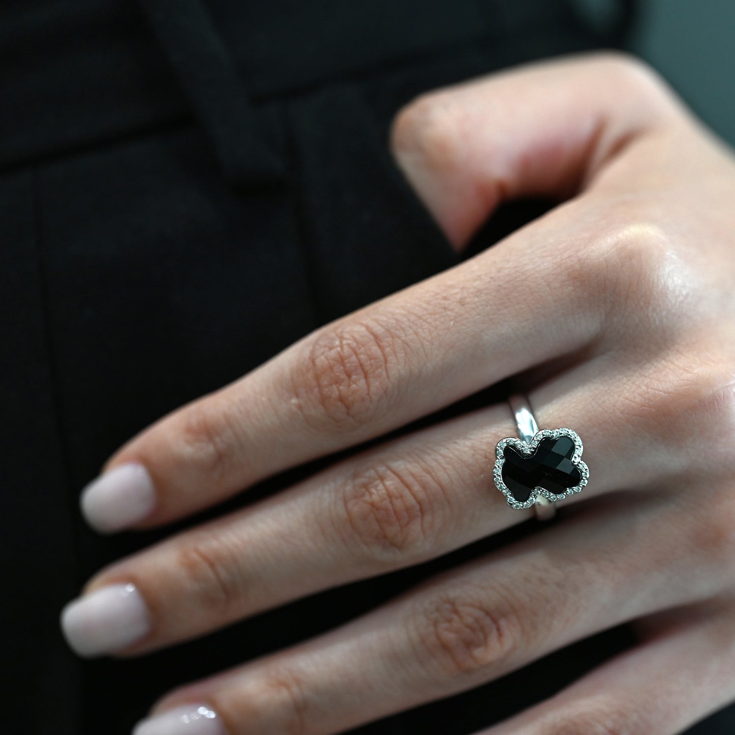 15835GM - Anillo TOUS oro blanco con osito de onix y diamantes