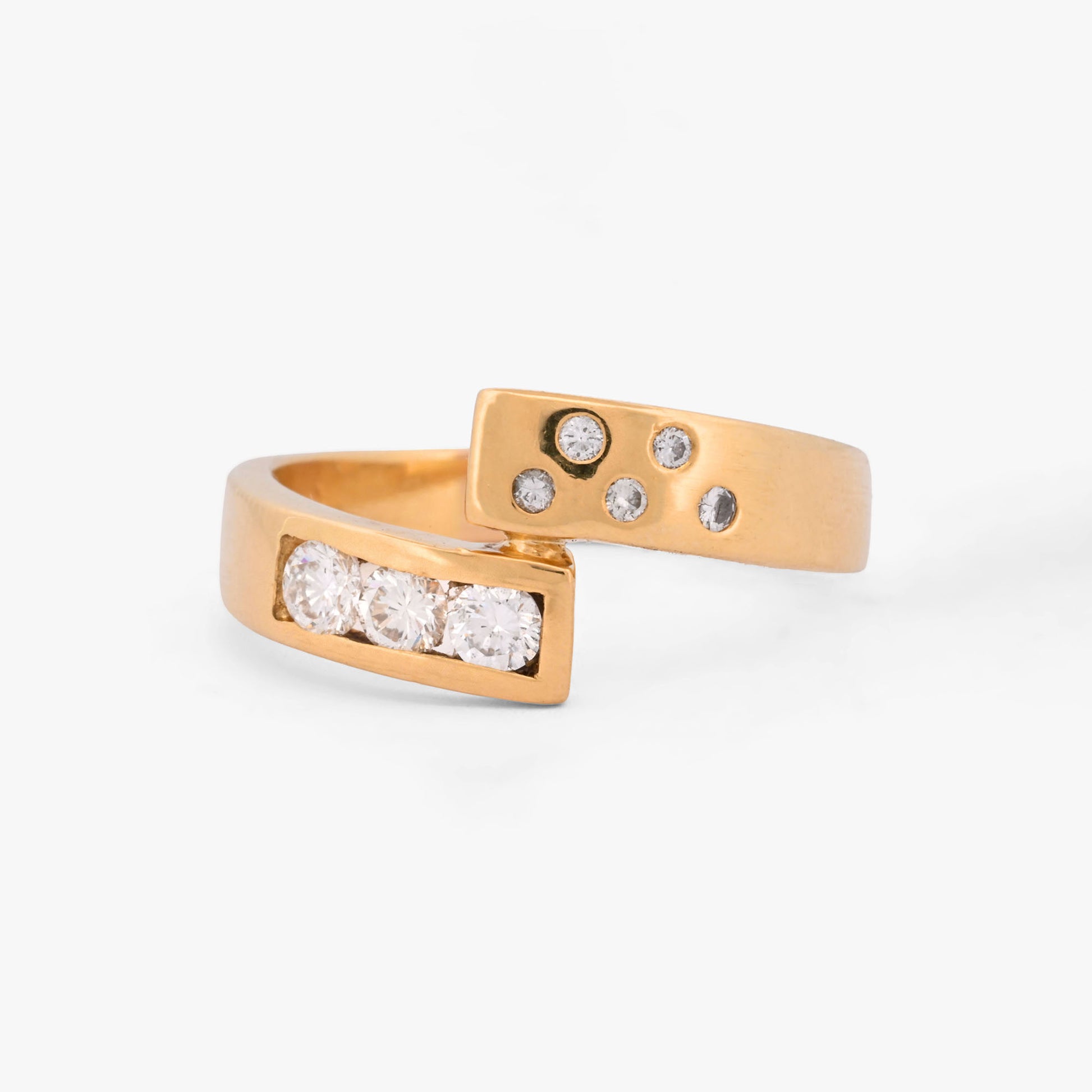 Comprar sofisticada alianza de oro amarillo de 18k de diseño de líneas cruzadas que se entrelazan con elegancia, Certificado por Joyería Ian'OR, envío gratuito