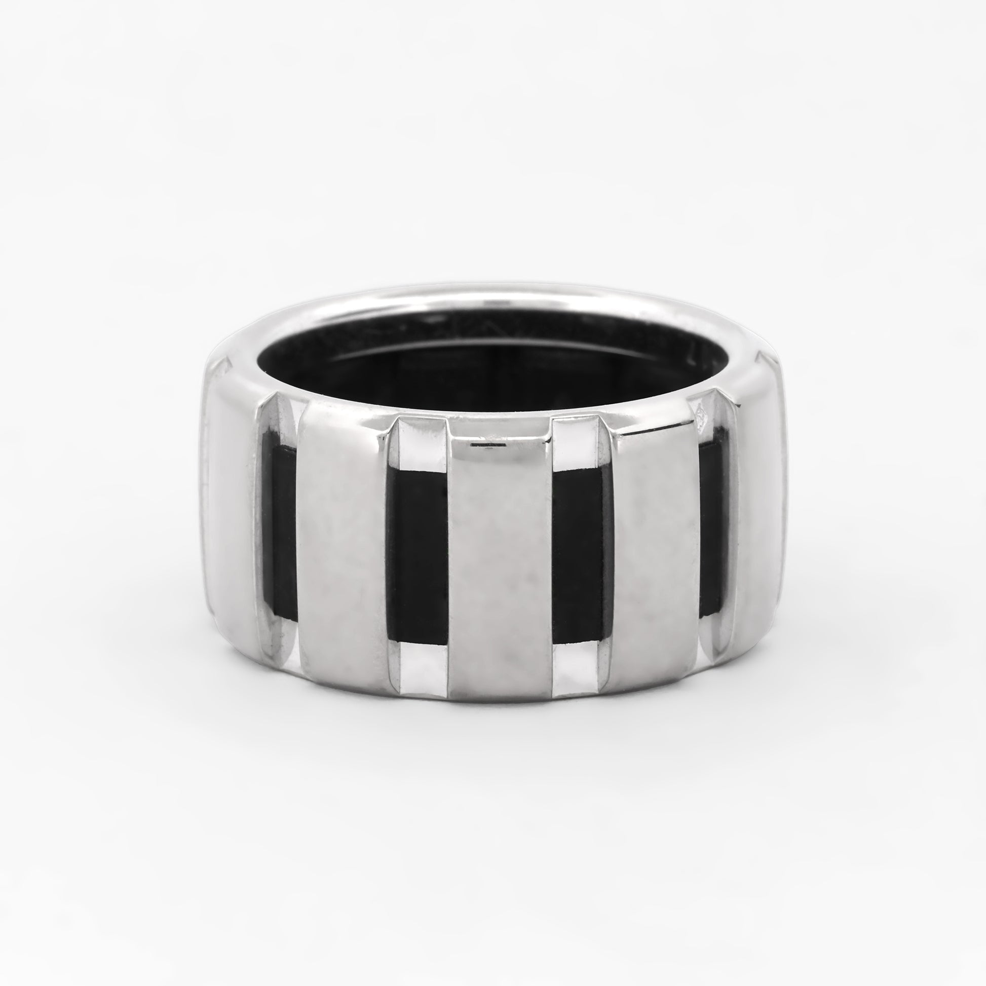 Precioso anillo de firma Sortija Chaumet colección Class One numerada del 2000 realizada en oro blanco con 12 diamantes talla brillantes de 0,015 cada uno. Joyería compro oro Ian'or,  donde comprar joyas de Chaumet al mejor precio.