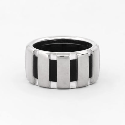 Precioso anillo de firma Sortija Chaumet colección Class One numerada del 2000 realizada en oro blanco con 12 diamantes talla brillantes de 0,015 cada uno. Joyería compro oro Ian'or,  donde comprar joyas de Chaumet al mejor precio.