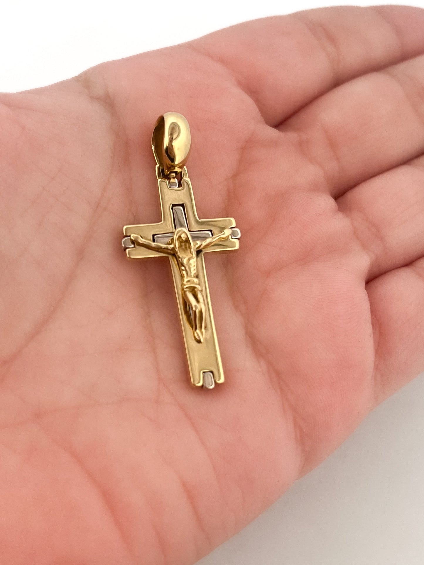 Comprar colgante cruz con cristo en oro amarillo de 18kt. Joyería Ian'Or. Joyas acondicionadas para una nueva vida. Envío gratis.