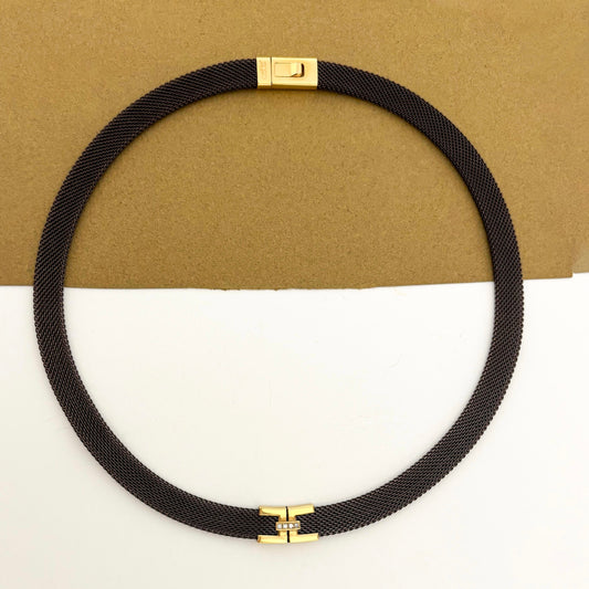 Gargantilla de acero inoxidable revestido negro a la milanesa acompañada de detalles de oro amarillo de 18kt y brillantes. Joyería compro oro, venta de joyas de segunda mano y nuevas, Ian'or donde comprar y vender joyas al mejor precio en Barcelona