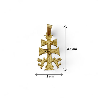 Colgante cruz de caravaca realizada en oro amarillo de 18kt. Medida: 35mm de alto (con la balia) y 20mm ancho. Peso: 3,747 Ian'or, tu joyería de confianza. Restauramos joyas de segunda mano para darles una nueva vida y vendemos oro al mejor precio.