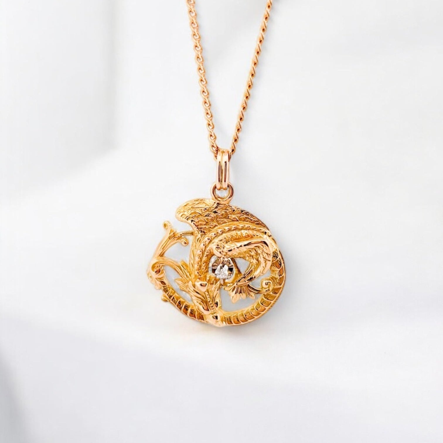 Comprar colgante medalla de dragón realizada en oro amarillo de 18kt. Joyería Ian'Or. Joyas de segunda mano. Joyas restauradas. Colgantes baratos. Envío gratis.