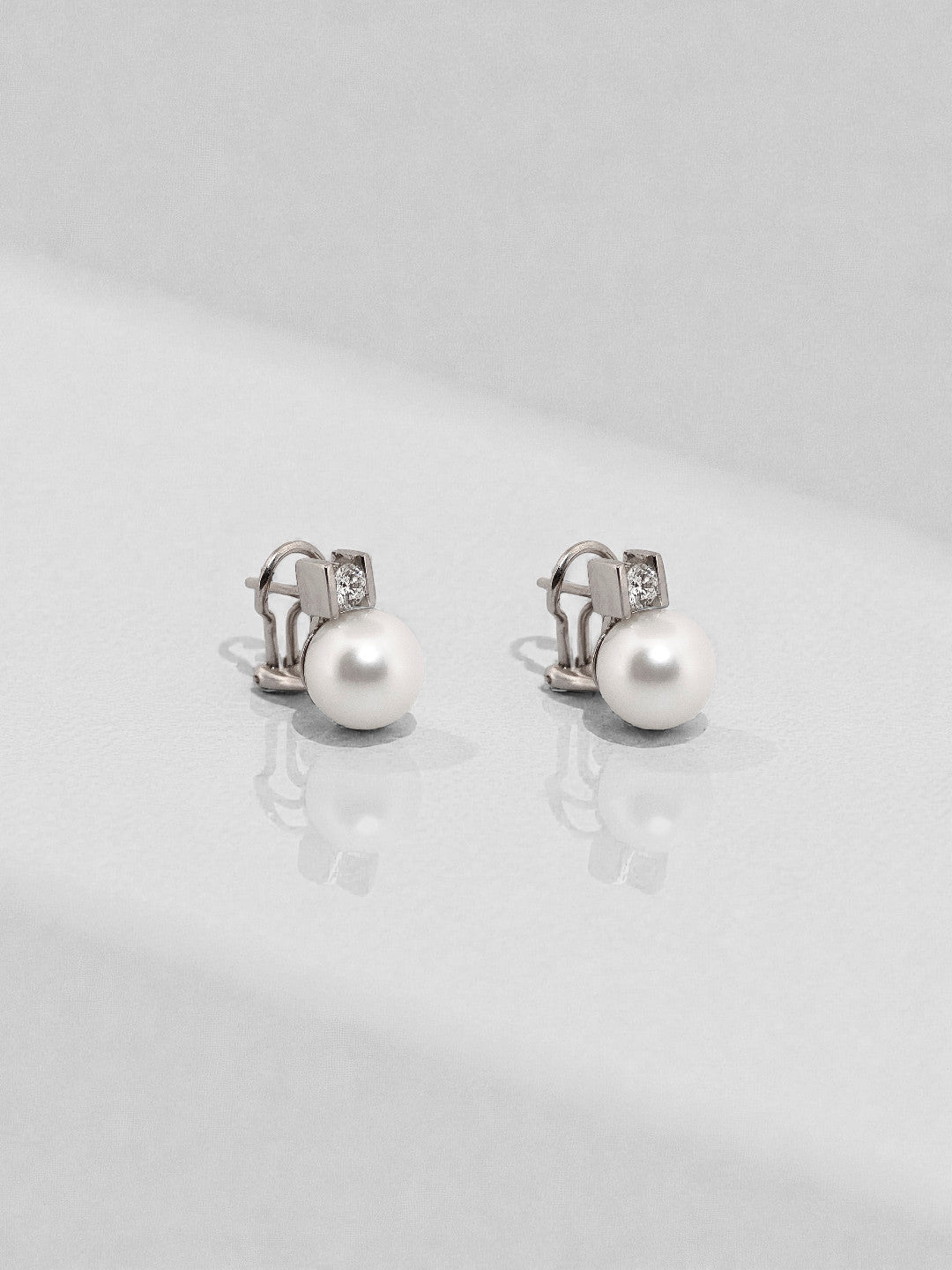 Comprar pendientes tu y yo de oro blanco de 18kt con diamantes talla brillante y perla. Cierre Omega. Comprar pendientes tu y yo al mejor precio en barcelona.