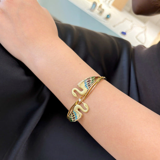 Espectacular pulsera de oro amarillo de 18kt tipo esclava con 2 cisnes que sujetan un diamante talla brillante. Esta esclava está inspirada en las joyas del artista Lluis Masriera, que revolucionó el sector de la joyería Art Noveau en Europa con sus piezas con motivos de la naturaleza , fantasía y color. Dispone de cierre tipo cajón y cierre de seguridad. Joyas antiguas y vintage en Barcelona, compro oro y joyas al mejor precio. 