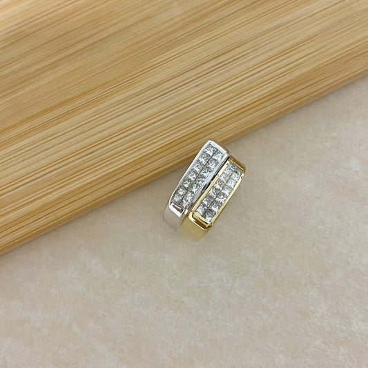 Original anillo bicolor de oro blanco y amarillo de 18kt, con 28 diamantes de talla princesa de 1,8mm cada uno. Sortija de oro blanco y amarillo de segunda mano, el mejor precio de joyas de barcelona