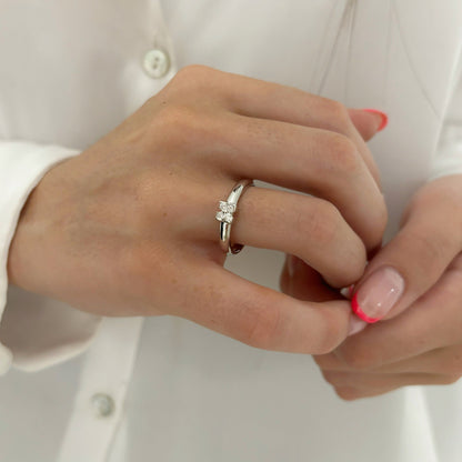 Anillo de oro blanco de 18kt con 4 diamantes engastados en barra con forma cuadrada de 0,16ct cada uno, 0,64ct en total.