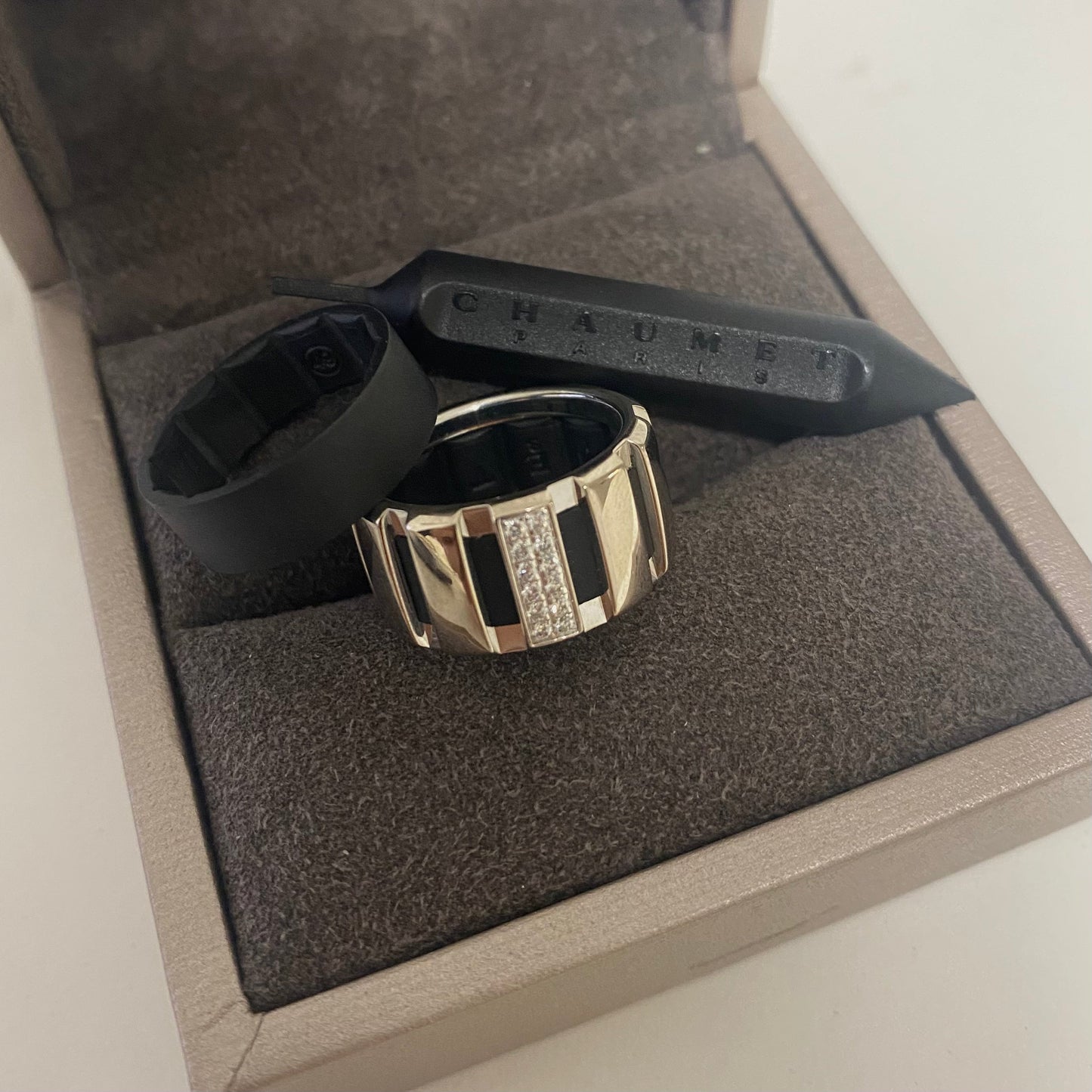 12123GM - Anillo Chaumet Class One oro blanco 18kt diamantes y caucho