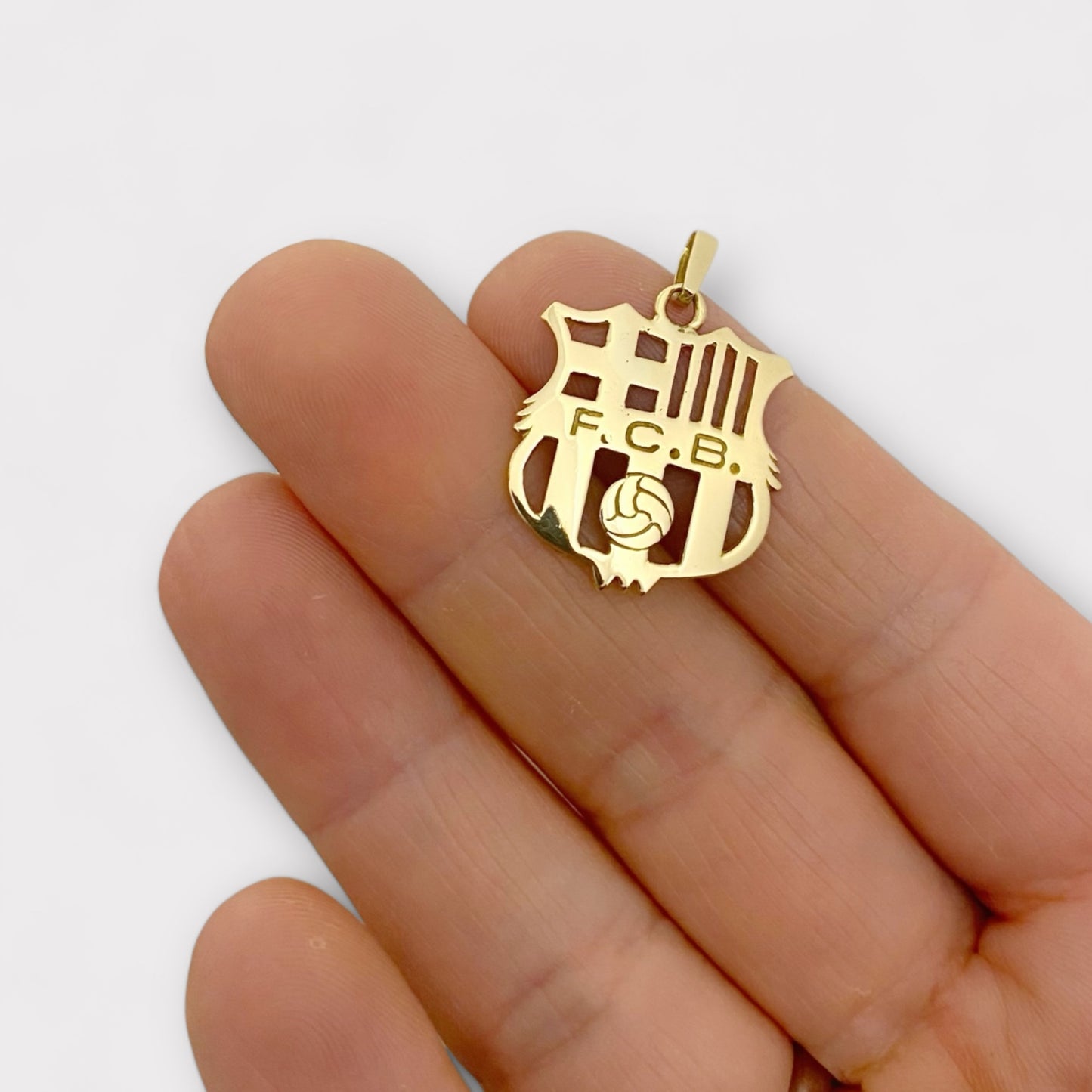 Colgante con insignia del escudo del Barça realizado en Oro de 18kt. Escudo futbol club Barcelona - Barça oro 18kt. Joyeria Ian'or, donde comprar y vender oro y joyas de segunda mano restauradas al mejor precio