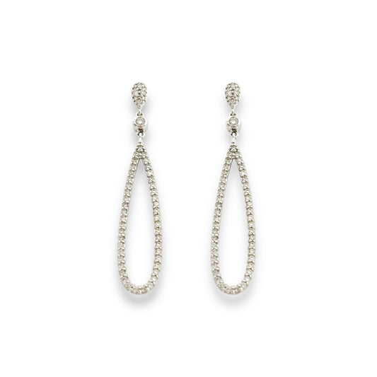 Pendientes de oro blanco de 18kt con colgante con forma de gota y 100 diamantes engastados en garras a lo largo de cada pendiente. Unos pendientes muy especiales que combinan perfectamente con los vestidos de novia. Joyas de novia, segunda mano, restauración y creación de joyas, compro oro Barcelona. Joyeria Ian'Or dónde comprar y vender oro y joyas al mejor precio en Barcelona