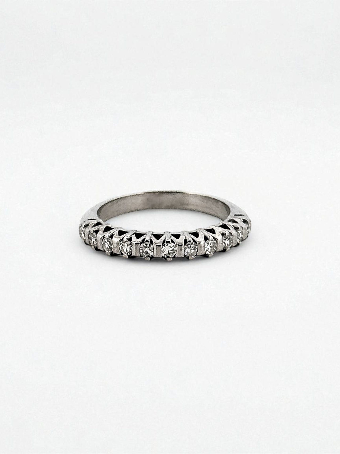 Comprar media alianza realizada en oro blanco 18kt con carril de 11 diamantes. Joyas acondicionadas. Envío GRATIS. Anillos de compromiso baratos. Ian'Or.