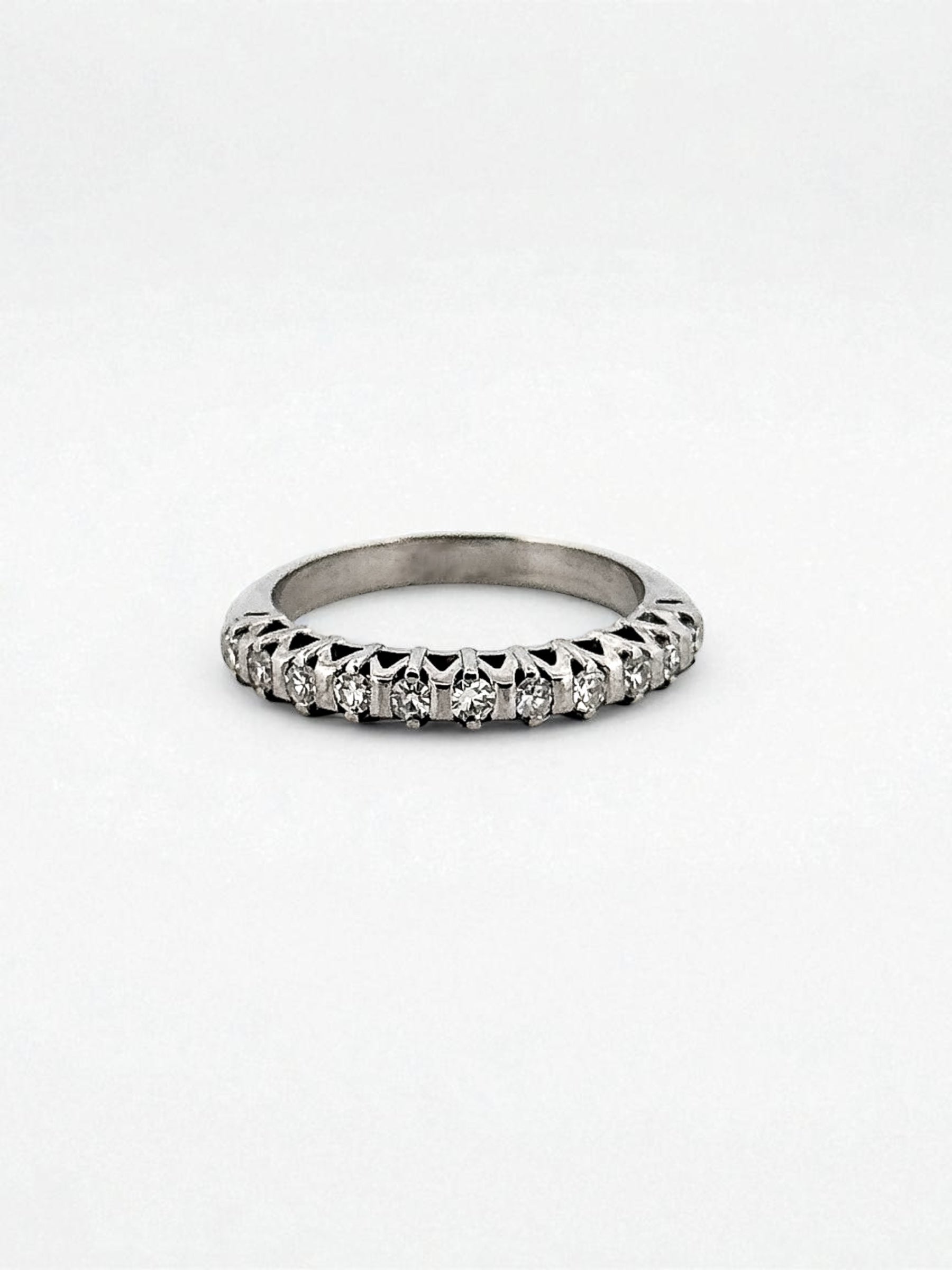 Comprar media alianza realizada en oro blanco 18kt con carril de 11 diamantes. Joyas acondicionadas. Envío GRATIS. Anillos de compromiso baratos. Ian'Or.