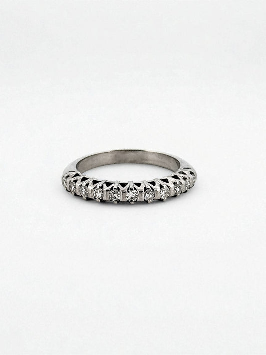 Comprar media alianza realizada en oro blanco 18kt con carril de 11 diamantes. Joyas acondicionadas. Envío GRATIS. Anillos de compromiso baratos. Ian'Or.