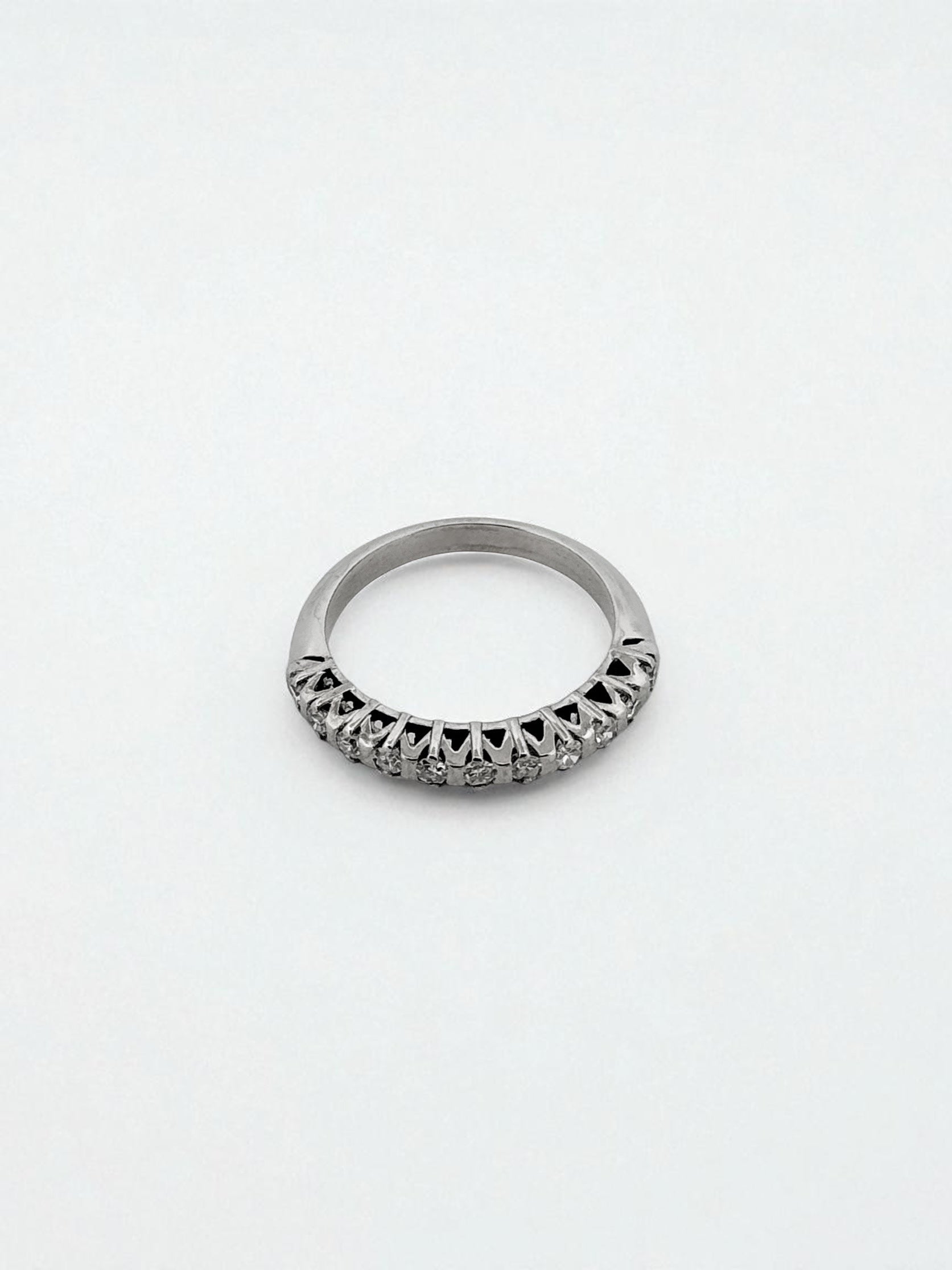 Comprar media alianza realizada en oro blanco 18kt con carril de 11 diamantes. Joyas acondicionadas. Envío GRATIS. Anillos de compromiso baratos. Ian'Or.