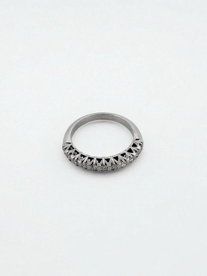 Comprar media alianza realizada en oro blanco 18kt con carril de 11 diamantes. Joyas acondicionadas. Envío GRATIS. Anillos de compromiso baratos. Ian'Or.