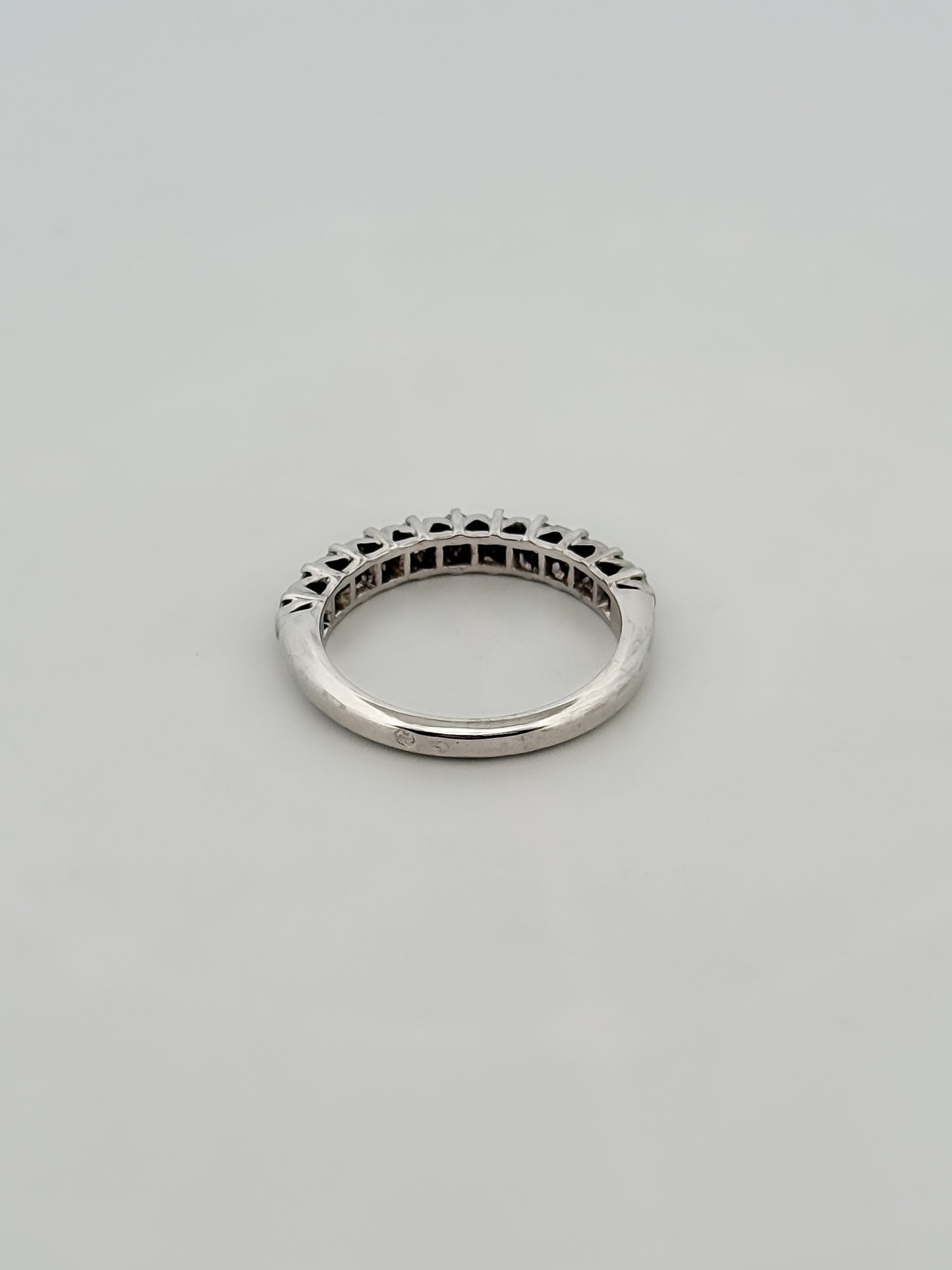 Comprar media alianza realizada en oro blanco 18kt con carril de 11 diamantes. Joyas acondicionadas. Envío GRATIS. Anillos de compromiso baratos. Ian'Or.