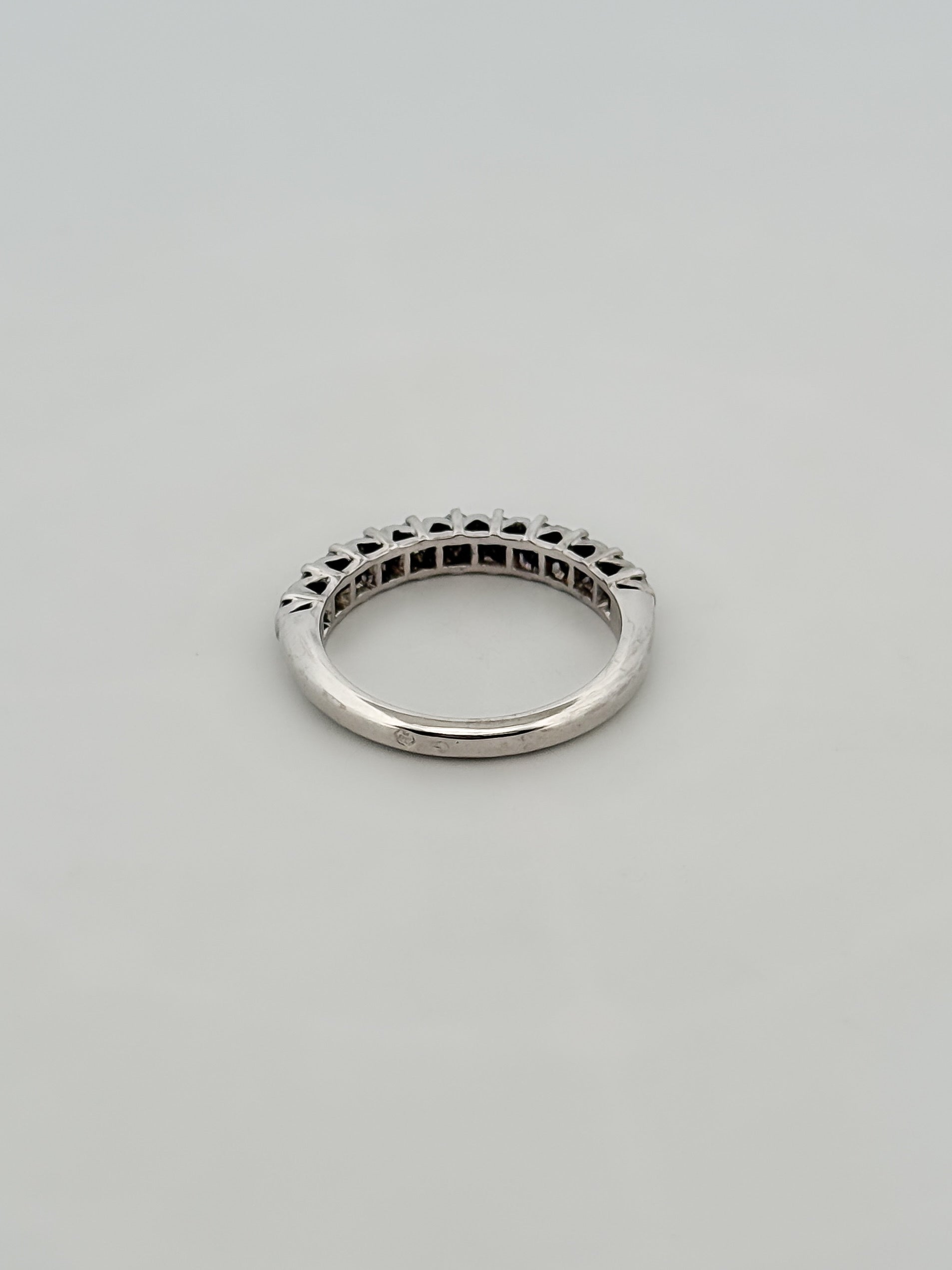 Comprar media alianza realizada en oro blanco 18kt con carril de 11 diamantes. Joyas acondicionadas. Envío GRATIS. Anillos de compromiso baratos. Ian'Or.