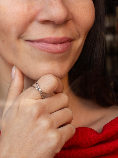 29476C - Anillo cruzado de oro blanco y brillantes