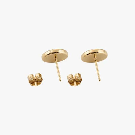 Comprar pendientes realizados en oro amarillo y en forma redonda con grabado de una margarita con fondo de nacar. Estos pendientes disponen de cierre a presión.