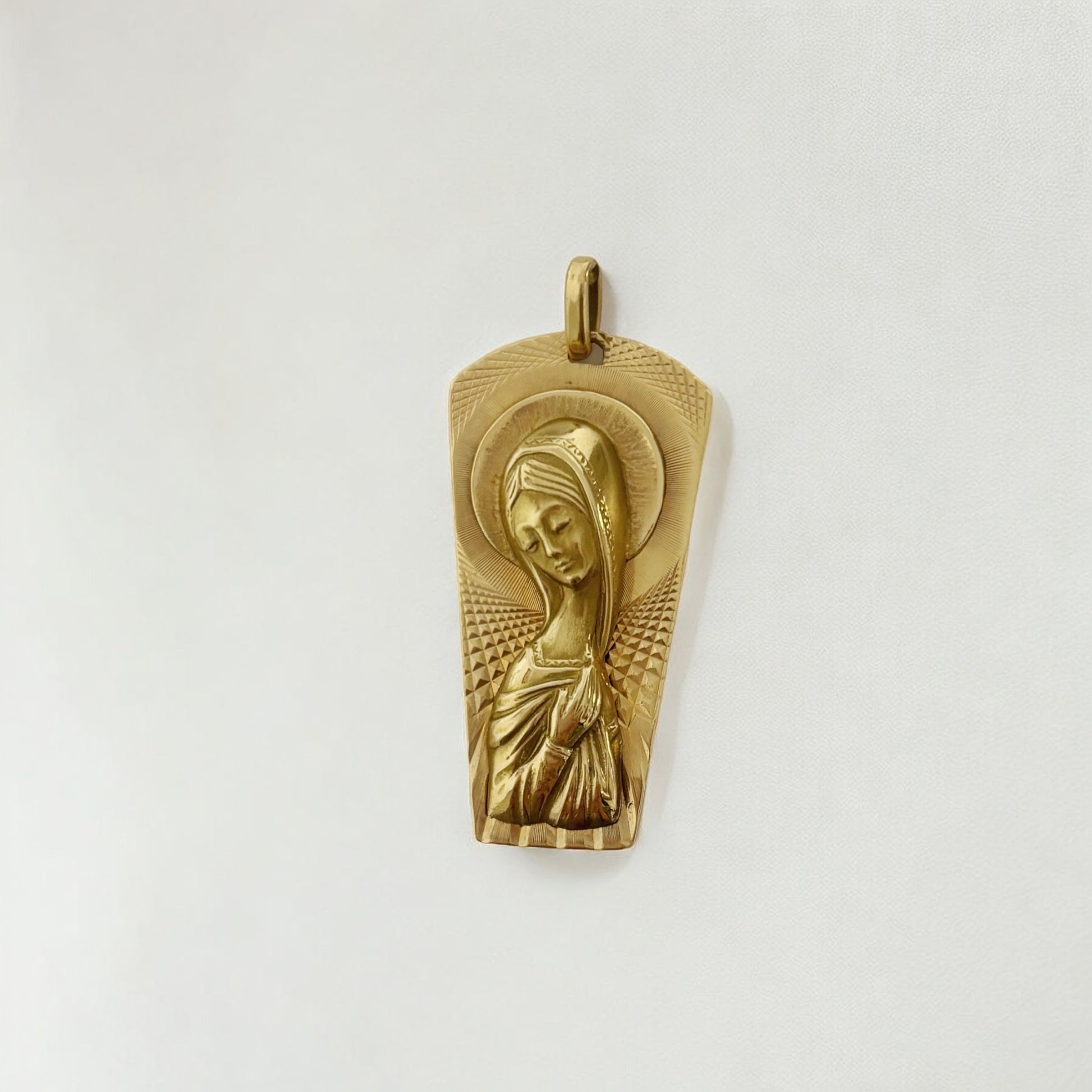 Colgante medalla realizado en oro amarillo de 18kt con grabado de la virgen María en formato semirectangular