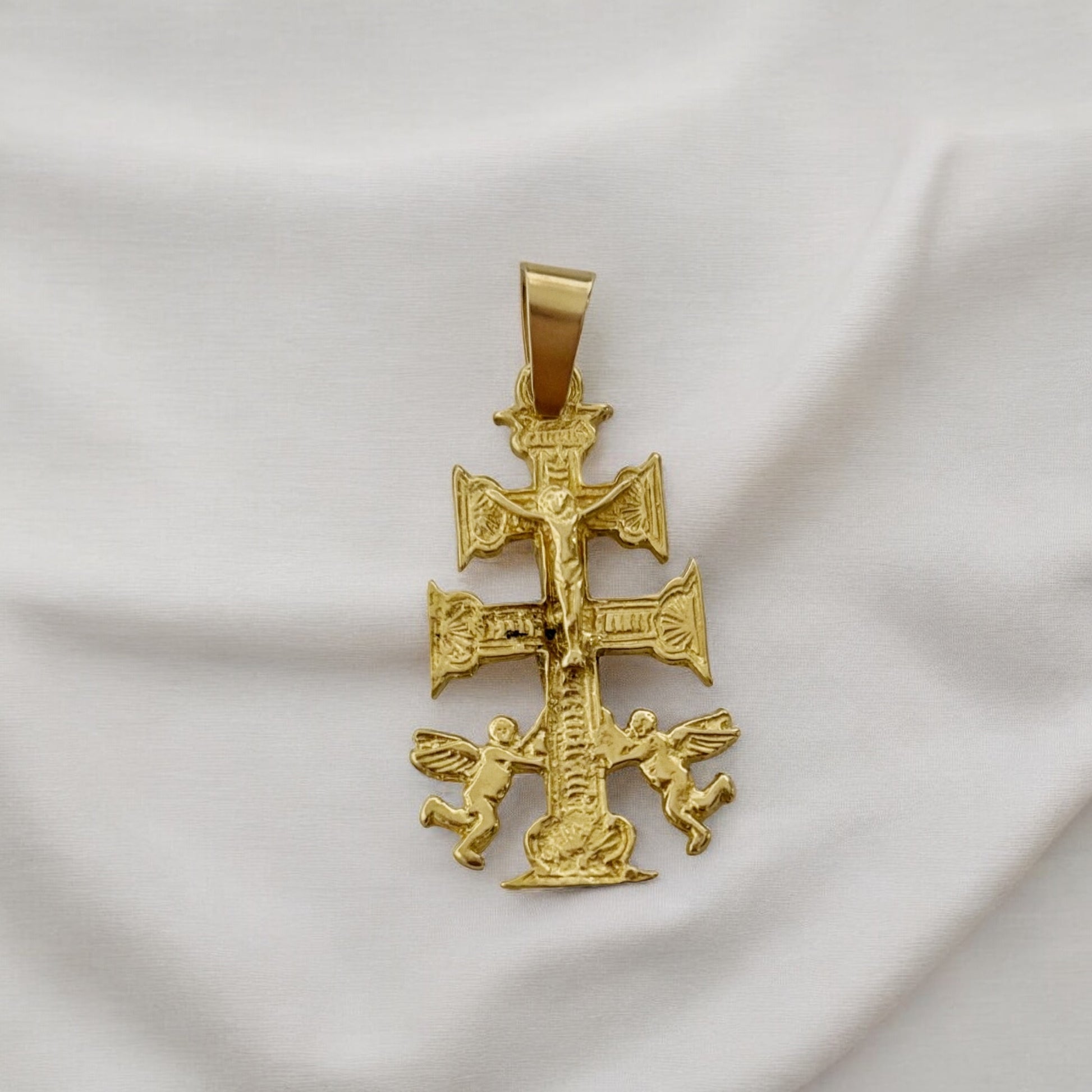 Colgante cruz de caravaca realizada en oro amarillo de 18kt. Medida: 35mm de alto (con la balia) y 20mm ancho. Peso: 3,747 Ian'or, tu joyería de confianza. Restauramos joyas de segunda mano para darles una nueva vida y vendemos oro al mejor precio.