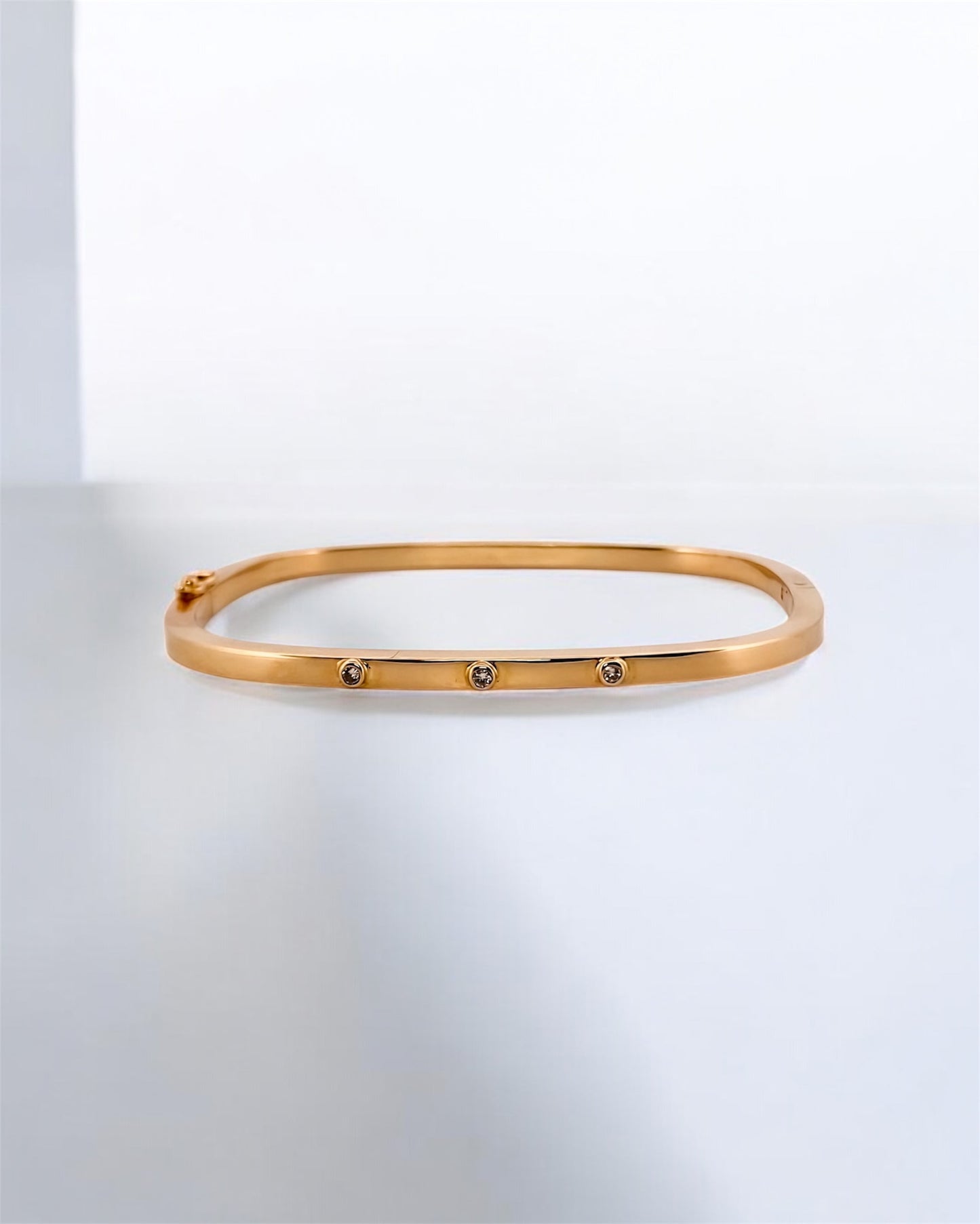 Pulsera vintage esclava de Oro amarillo de 18kt. Esta preciosa pulsera rígida dispone de un cierre de cajón. Joyas de segunda mano en Barcelona, compro oro y joyas al mejor precio. Joyería Compro Oro Barcelona, el mejor precio por tu oro y por joyas de segunda mano.