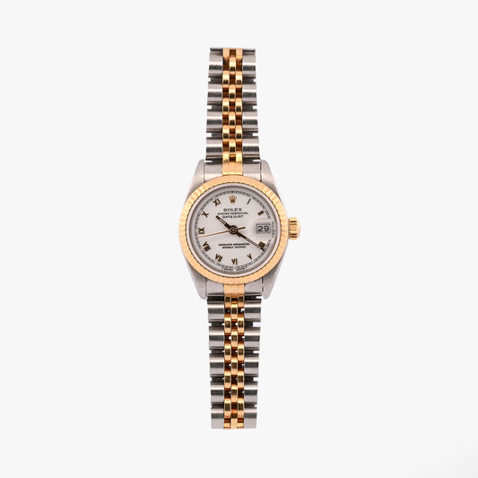 Este elegante Rolex Lady-Datejust es una pieza clásica que combina la durabilidad del acero inoxidable con el lujo del oro amarillo de 18 quilates.