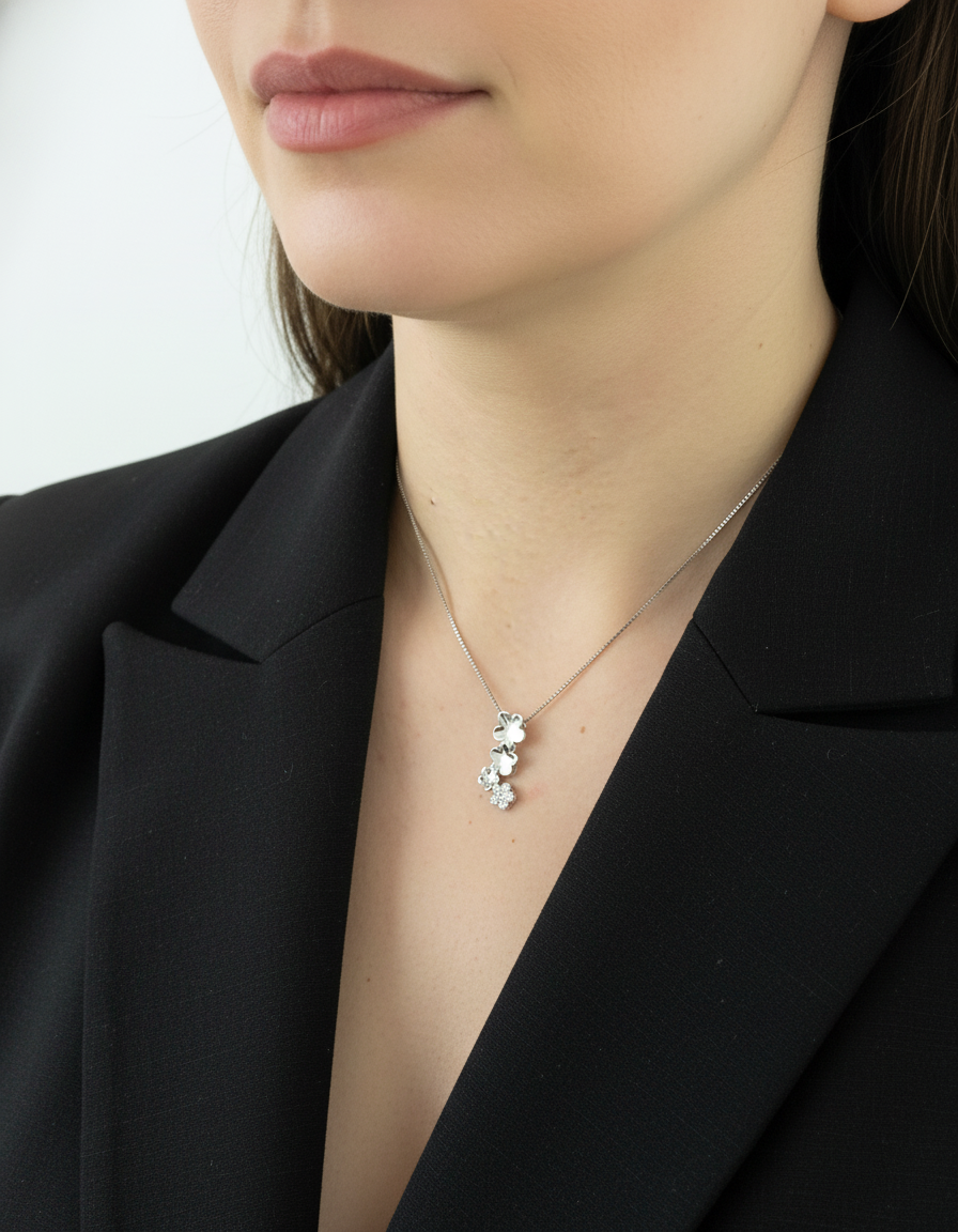 29226C- Gargantilla oro blanco con  colgante flor y diamantes