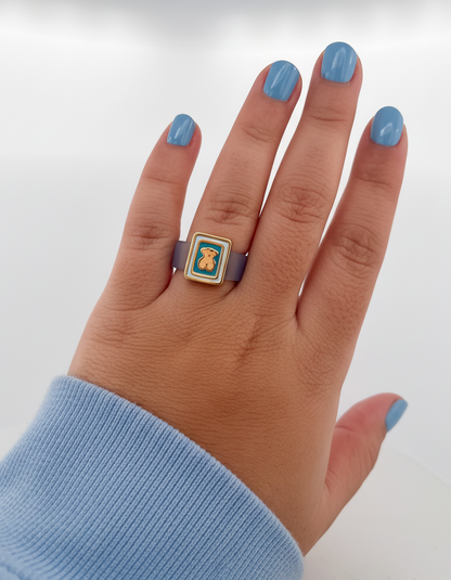 Comprar anillo original de Tous realizada en caucho y con 1 charm en el centro realizado en oro amarillo 18kt con detalles en oro y esmalte del iconico Osito de Tous.
