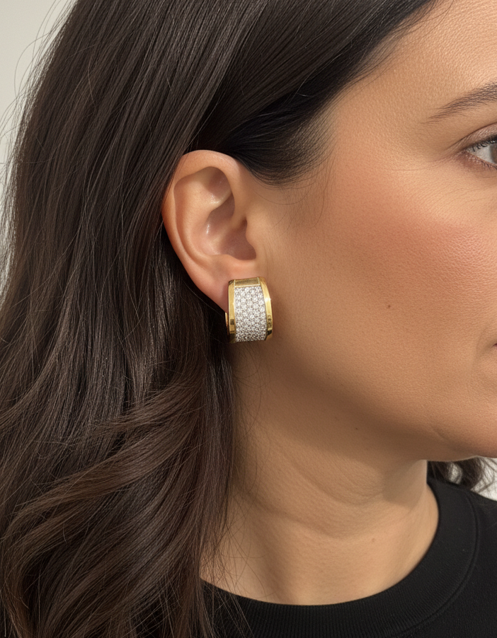 Comprar pendientes de oro amarillo de 18kt con pavé de diamantes talla brillante en cada pendiente. Cierre tipo omega. Joyas segunda mano. Joyas restauradas. Envío gratis.