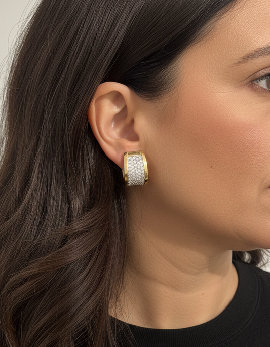 Comprar pendientes de oro amarillo de 18kt con pavé de diamantes talla brillante en cada pendiente. Cierre tipo omega. Joyas segunda mano. Joyas restauradas. Envío gratis.