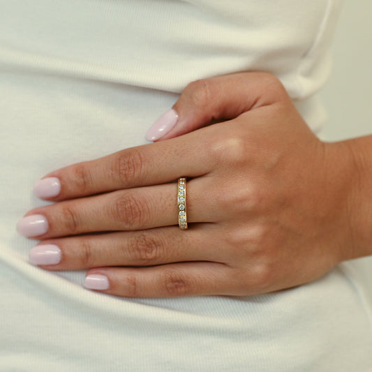 Comprar anillo tipo alianza de oro amarillo de 18kt con (tipo diamantes) engastados. Joyería Ian'Or. Envío GRATIS y pieza ceritificada.