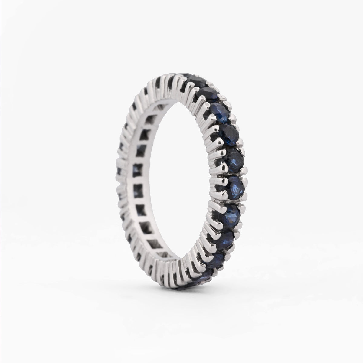Comprar anillo tipo alianza de oro blanco de 18kt con zafiros azules. Joyería Ian'Or. Envío GRATIS y pieza ceritificada.